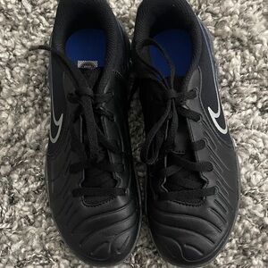 Nike Kids Black Soccer Shoes sz 1